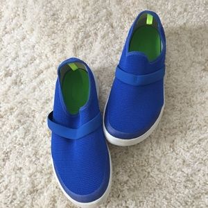 Oofos 00mg recovery slip ons. Excellent condition